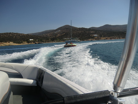  Ringofahrt im Hintergrund die Vava-U und die Bucht Ak. Mirona auf Paros