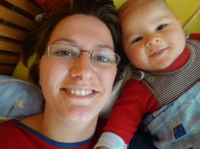 Frieda (Martins Nichte) mit Sohn Max schauen aus Berlin zu