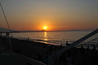 Sonnenuntergang hinter der Halbinsel von Akrotiri an Bord von blu:kat