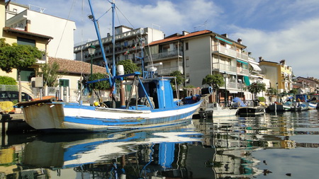 Einfahrt in den Stadthafen Grado