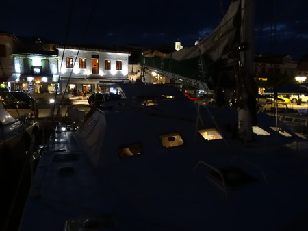 Galaxidi-Hafen bei Nacht